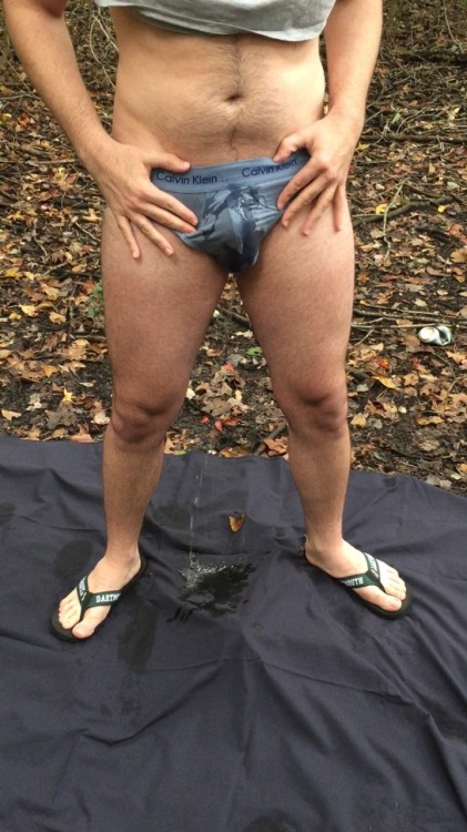 publicpisslover:  I love the outdoors! Pissing all over myself outside.  VERY hot!!!!