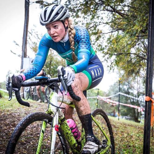 wtfkits:  Nothing more than @__blonde___ rippin a CX course. That’s fucking awesome. Rider and photo