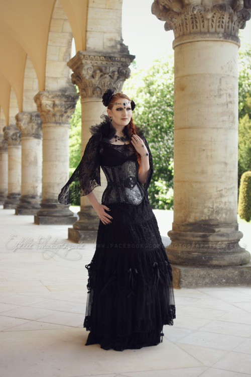 gothicandamazing:    Model: Insomnia ExtasisPhoto: Estelle PhotographieHeadpiece, earrings, hand chain: Nocturne JewelleryWelcome to Gothic and Amazing |www.gothicandamazing.org