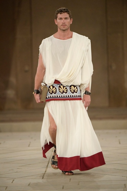 amemait:darkersolstice:arjuna-vallabha:Dolce & Gabbana with classic inspiration@elucubrareHey @b
