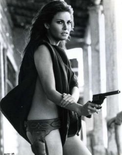 girlandguns:  Girl With Gun  follow me at : http://girlandguns.tumblr.com/