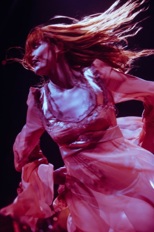 imanwithoutbowie-deactivated202:Florence Welch + Moviment