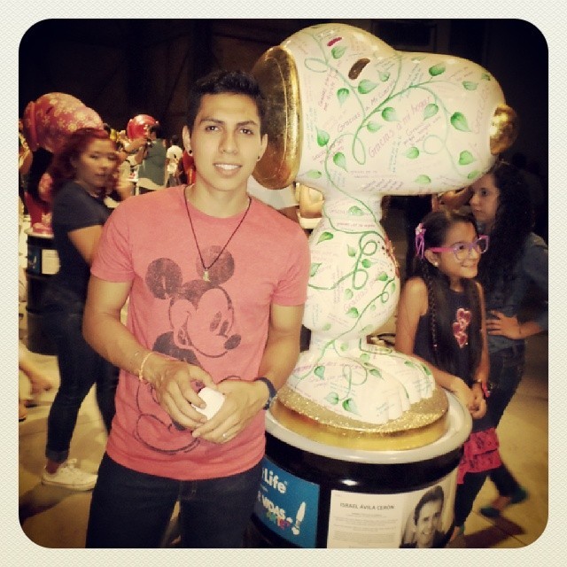 Aquí con los #snoopy :) #men #guy #red #art