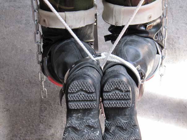 1bondagemaster:  AIRBORN slave!! 