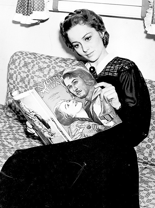 deforest:  Olivia de Havilland reads a Spanish movie magazine promoting The Adventures