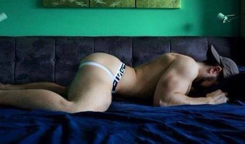 buddbutt:  Pillow biter 