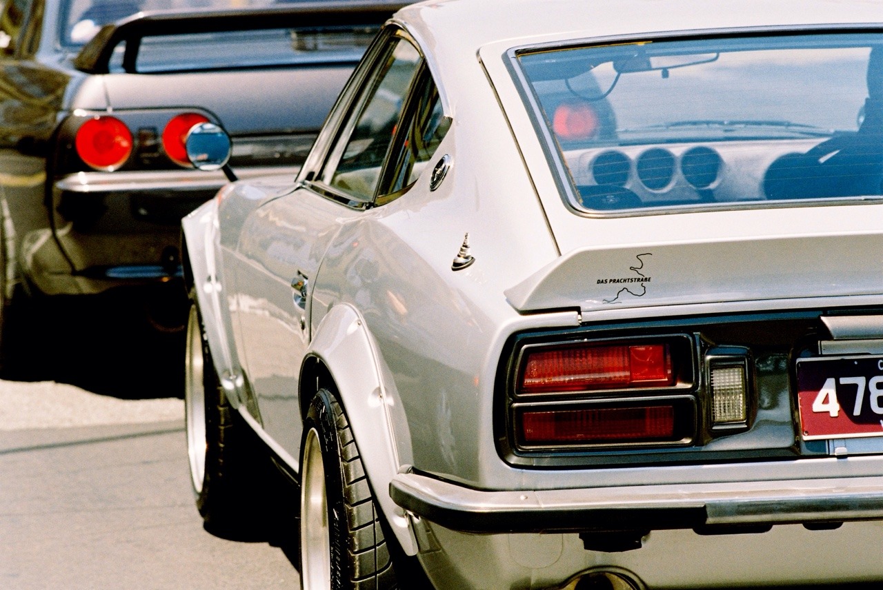 happinessbythekilowatts:  apex35mm:  Fairlady Zed and a Nissan GTR // St Kilda, Victoria,