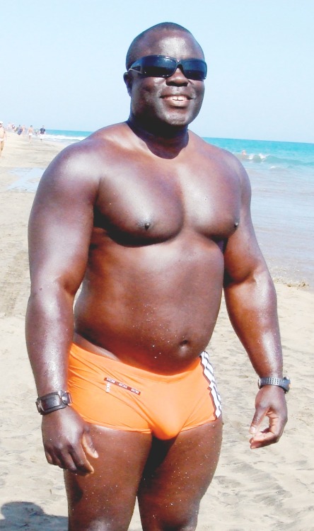 stocky-men-guys:  beesapp:  bullpupuk:  sweet juicy dark chocolate bull  Luv his thickness  Big, strong and sexy menStocky Men & Guys