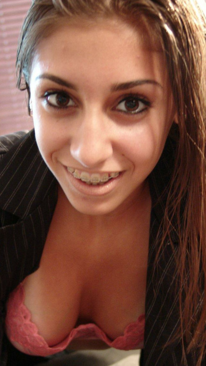 cleavage-n-downblouse 163056632321 adult photos