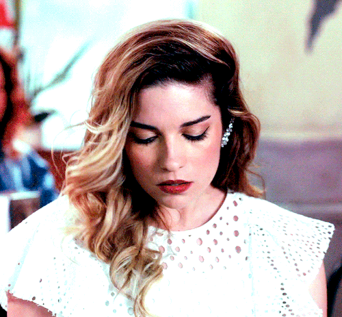 fionagallaqher:ALEXIS ROSESchitt’s Creek | 3.02 - The Throuple