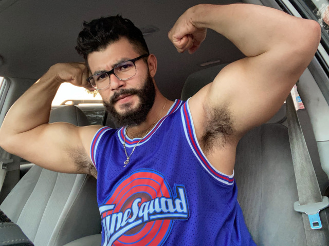 latinoboyhairy:💪🏻🤓