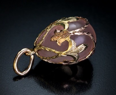 shewhoworshipscarlin:Rose quartz miniature egg pendant, 1908-17.