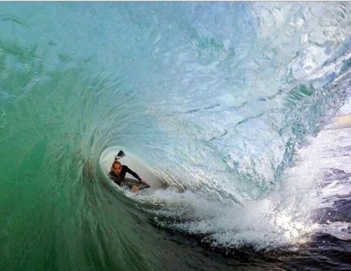 Cuando no hay swell. Mi hermano, Luis Ramos surfeando en Cabo San Lucas. Photo: @vo_flores