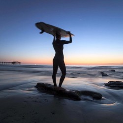 katcarneyphoto:  Sunset surf sessions at scripps. Beautiful 2 ft waves with a gorgeous back drop. #surf #sandiego #Igerssandiego #scripps #outdoorwomen #girlgetoutside