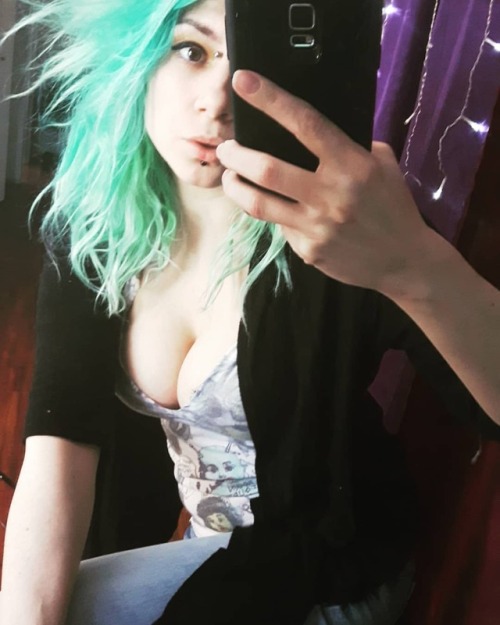 🎀🎀🎀 steemit.com/@o0pepper0o #piercedgirls #canadianlady #selfie #mirrors #steemitgirl #steemit #steemitdotcom #punky #pierced #altmodel