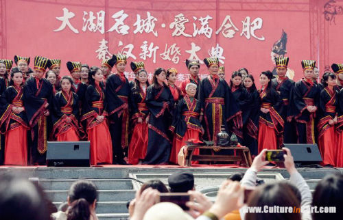 32 couples, wearing the wedding dress of the Qin Dynasty (221-206 BC), hold a traditional wedding of