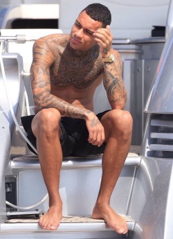 themalethots:  Gregory van der Wiel 