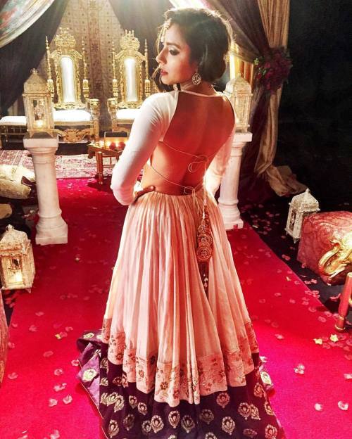 Gorgeous lengha from @payalsinghal worn by @michellekhare Hair/makeup/styling by @amirawaldesai Deco