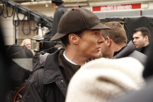 toweroflondon:Benedict Cumberbatch stops to talk to fans during Sherlock Christmas special filming.S