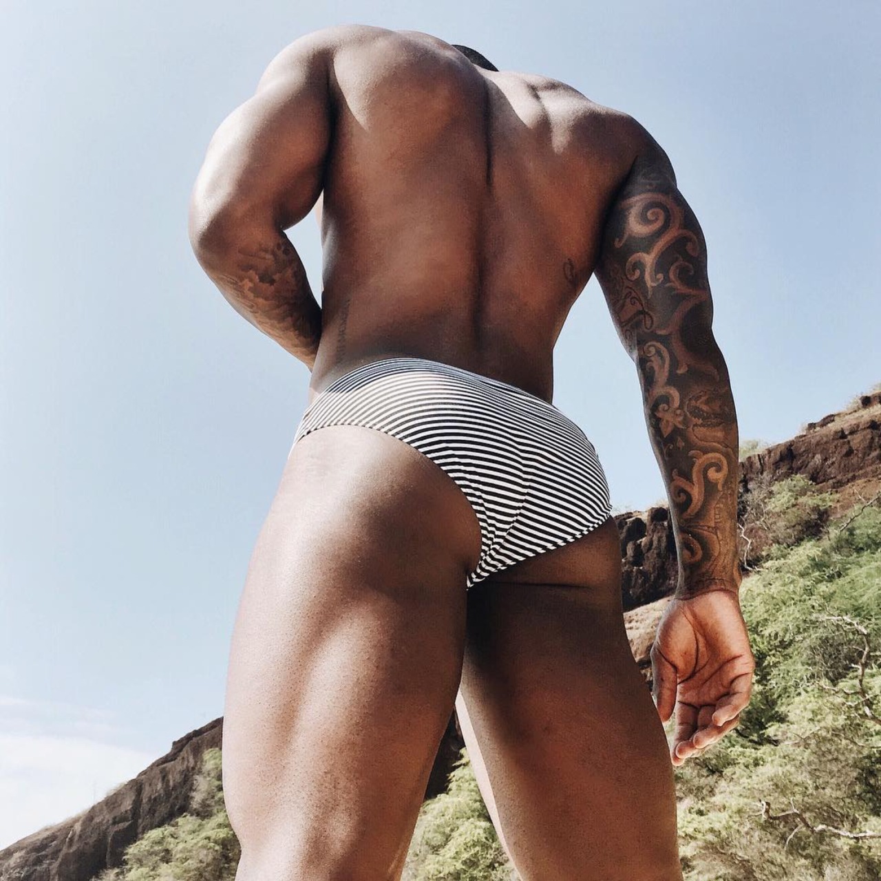 iloveazz89:  iloveazz89.tumblr.com   To submit ass pics send them to KIK : topjerzee.