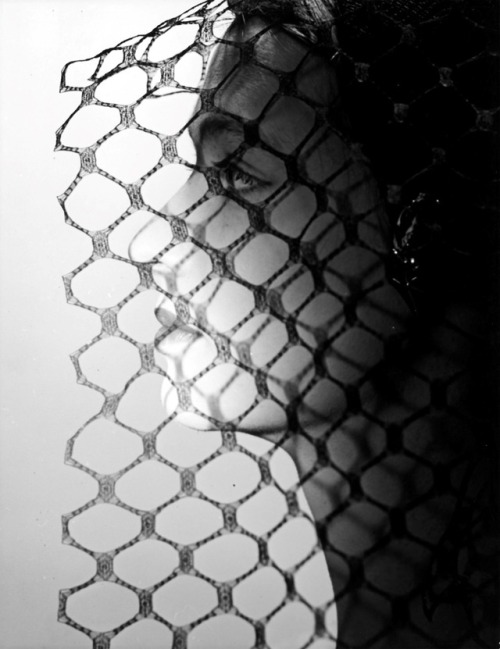 Erwin Blumenfeld Porträt (mit Schleier).1947