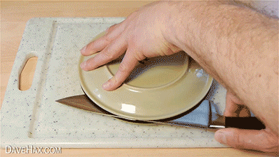 nicegoaleh:  huffingtonpost:  You’ve been cutting tomatoes wrong, learn how to