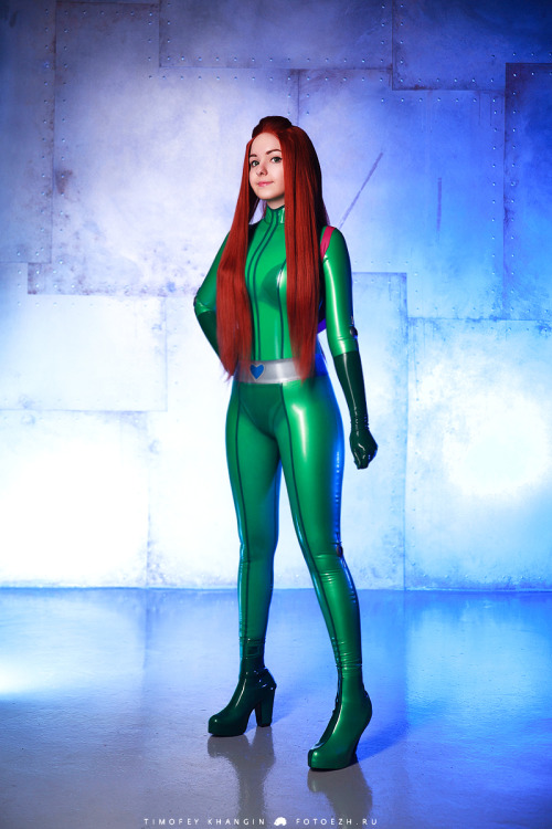 dreamerinchastity:medomls:PolliGulina  in Totally Spies Sam Latex Cosplay in catsuit from AnatomicLa