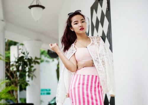 chio-eves:  Naomi, posing for a blogshop.