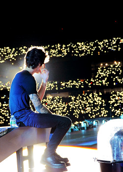 harrystylesdaily:  Zayn performs onstage