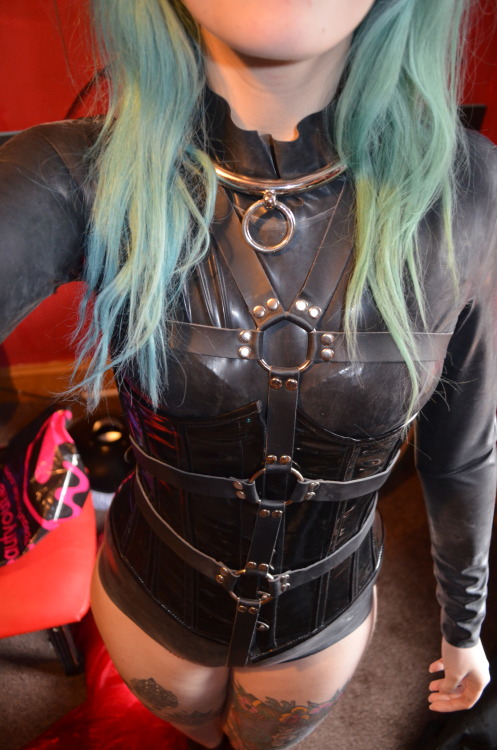 thattroikidd:  @aqua-haired-mermaid​ pinched my phone for selfies of the outfits from todays shoot right before shining!  Thank you to @cassiecorpse​ for the latex :D  