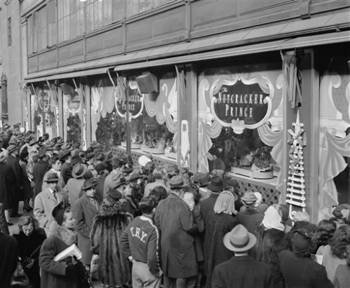 littlegoldhorse:Last minute Christmas Eve shoppers gather in front of Macy’s window display in New Y