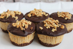 fullcravings:  Mini Chocolate Peanut Butter Cheesecakes