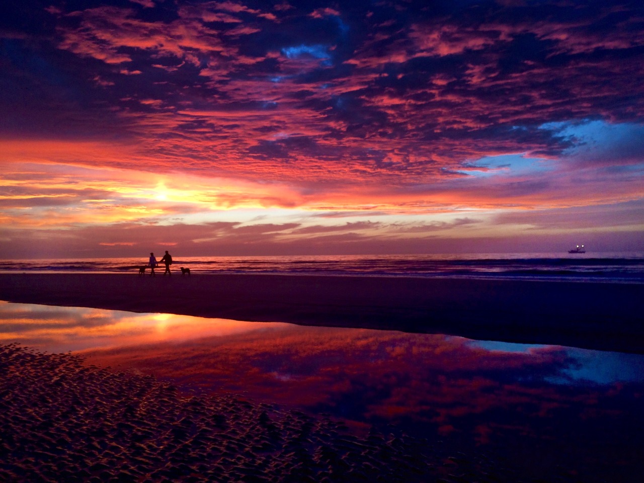 maroon-moon:  Unedited Iphone photos of yesterdays sunrise, truly grateful 