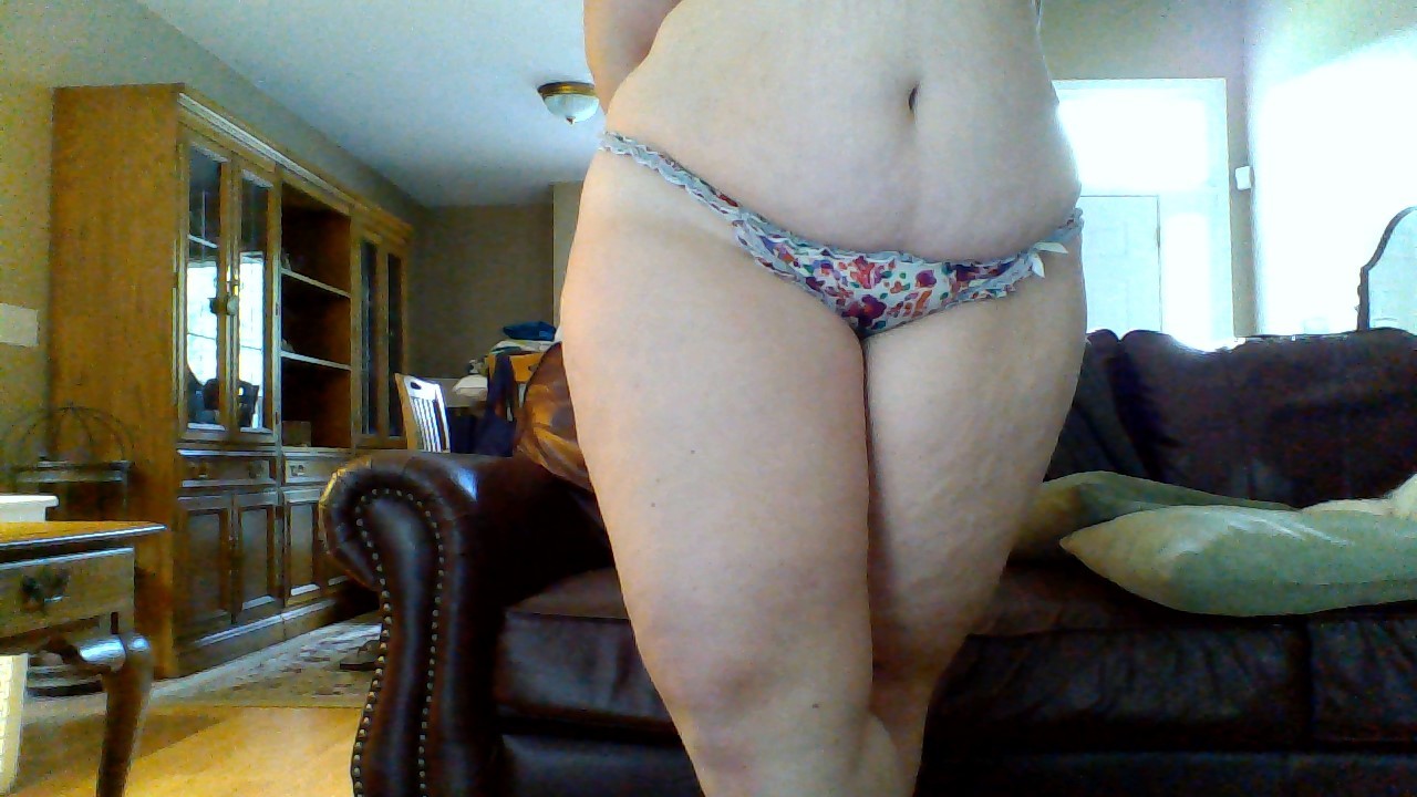 straddlingtheline:  i’m all wrapped up and pretty, little bows included~