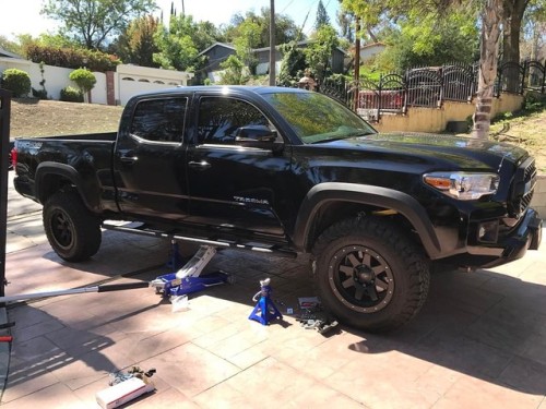 Trying to get ready for @expeditionxoffroad next weekend and @localyotas a the week after. Installing @cbioffroadfab rock sliders! They are looking AWESOME already!!!! • #toyota #tacoma #toyotatacoma #trdoffroad #tacomaworld #4x4 #offroad #3rdgentacoma