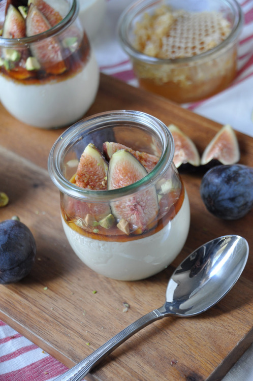 Fresh Figs with Mascarpone, Honey and Pistachios