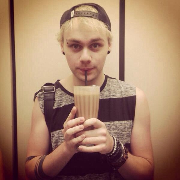 ashtongirlforever:  Michael Clifford is a beautiful human being 