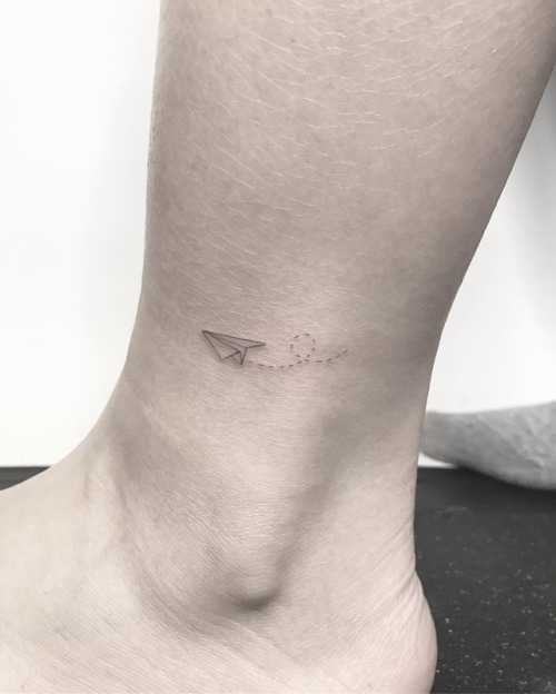 Tiny one for Lynn today, thank you for coming in ✨ . . . . . #contemporarytattooing #minimalisttatto