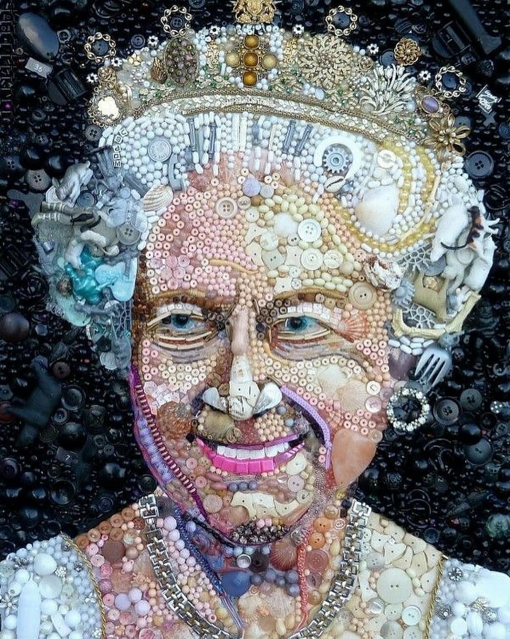bedenehapsedilenruhlar:  Jane Perkins uses recycled materials to create portraits