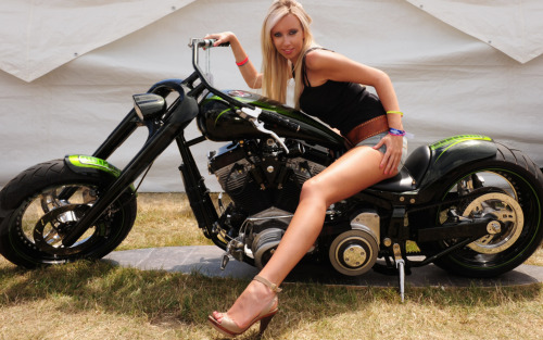 More and more single Harley babes ridetheir cruises moving at high speed on the city street. Are the
