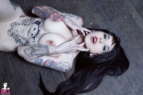 beautifulgirlsmakemesuicidal:  Ilanna Suicide  porn pictures