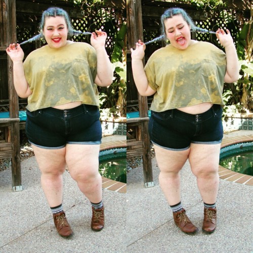 strangeasanjles:  mulsmulsss:  Up next: Should fat girls wear shorts and crop tops??? More of me totally not giving a fuck at 11  You are so cute!!! *screams* 