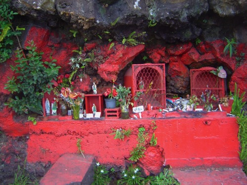 foolmarquis:Roadside altars to St Expedite on the island of Réunion, which are always painted red. D