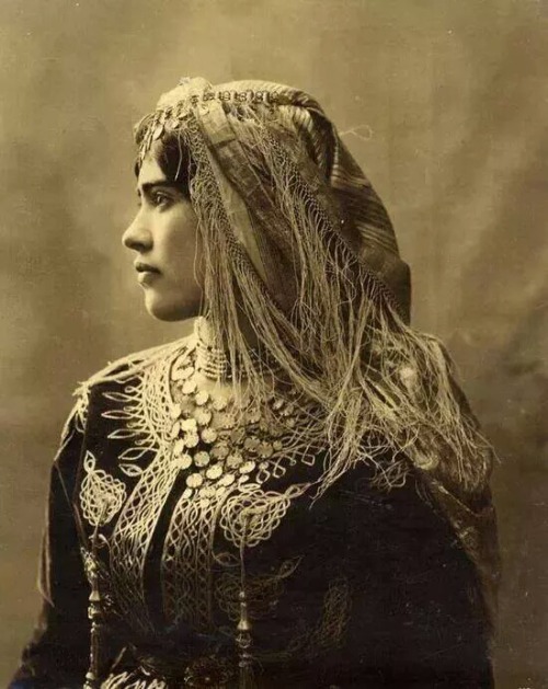 jewishhenna:riseofthebeard:Kurdish woman ~year unknown Yes, absolutely gorgeous… Except this 