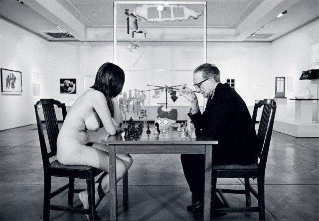 Eve Babitz, chessboard, and Marcel Duchamp, 1963 - Ph. Julian Wasser