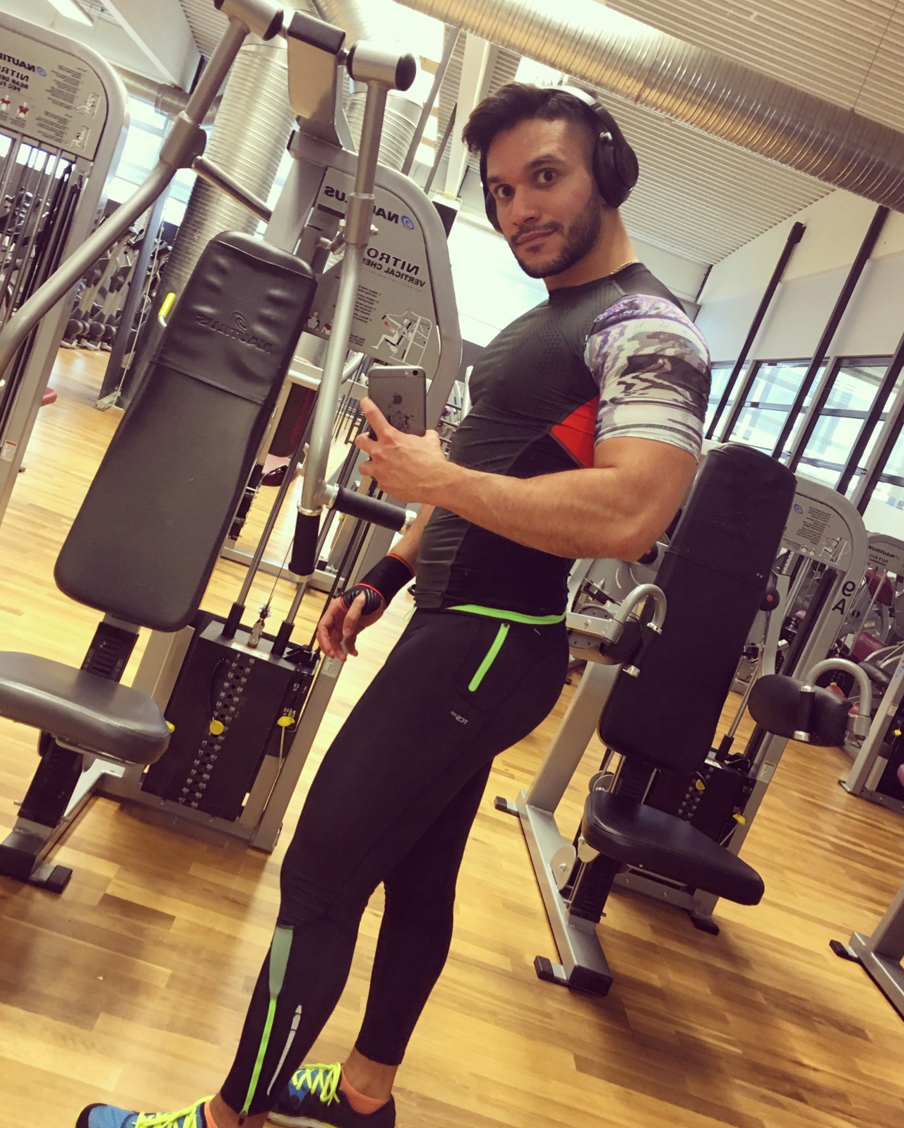 lyon8668:  Killing my arms today 💪🏼😝 Yessss!!! They are ON FIRE 💪🏼🔥