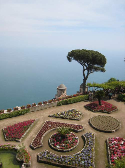 Ravello da SanctuTramite Flickr:Allegedly on Explore 2 Aug 2007. Landscaped gardens in a former pri