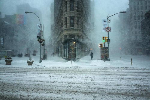 steampunktendencies:Incredible photos of the famous Flatiron building (1900-1902) in New York  durin