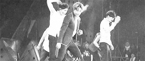 jongxuns:kai limping during wolf and an obviously worried looking suho