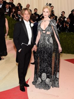 omgthatdress:  Nicole Kidman comes to us as the elegant goddess of night, stars shimmering upon her, and Kith Urban has a soul patch and frosted tips.